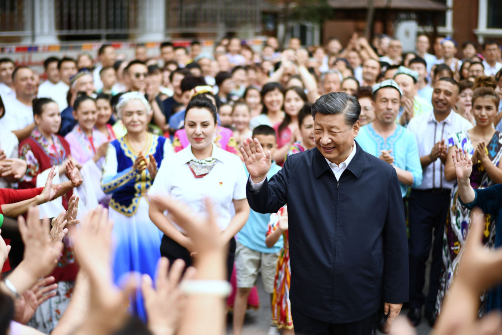 2022年7月13日，習(xí)近平在新疆維吾爾自治區(qū)烏魯木齊市天山區(qū)固原巷社區(qū)考察時，向各族群眾揮手致意。新華社記者 燕雁 攝