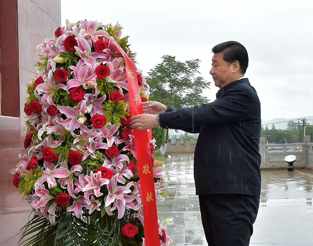 2016年7月18日，習(xí)近平在寧夏固原市西吉縣將臺堡向紅軍長征會師紀(jì)念碑敬獻(xiàn)花籃。新華社記者 李濤 攝