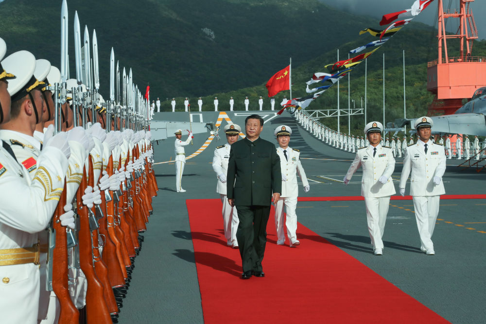 2019年12月17日，中國第一艘國產(chǎn)航空母艦山東艦在海南三亞某軍港交付海軍。習(xí)近平出席交接入列儀式并登艦視察。這是儀式結(jié)束后，習(xí)近平登上山東艦，檢閱儀仗隊。新華社記者 李剛 攝